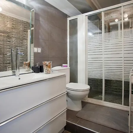 4-bed Sleeps 7 Free Parking