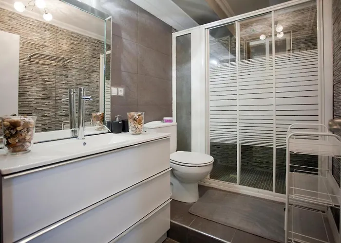 4-bed Sleeps 7 Free Parking